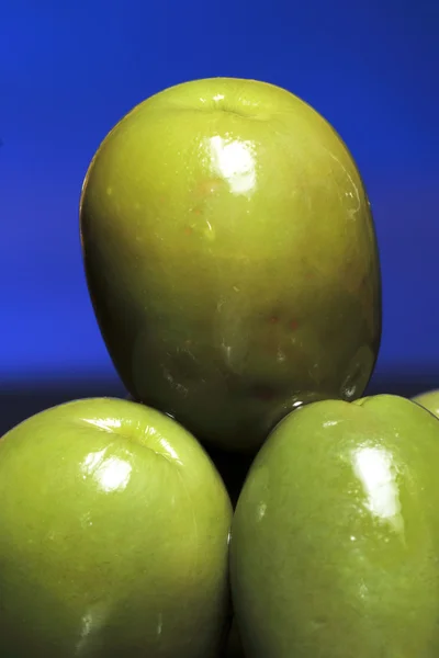 Still life of olives on a blue background study — Stock Photo, Image