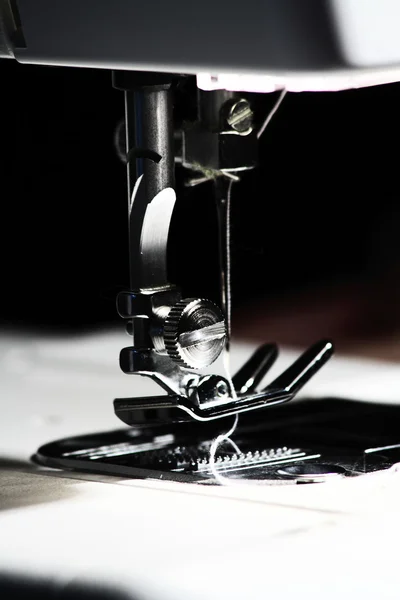 Швея с помощью швейной машины — стоковое фото
