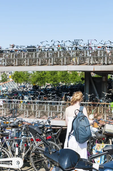 Автостоянка на велосипеді в Амстердамі. — стокове фото
