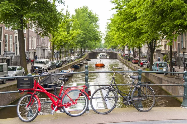 Fietsen in Amsterdam — Stockfoto