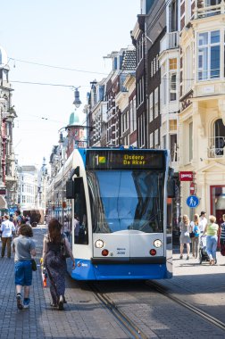 Amsterdam, Hollanda - 27 Mayıs: şehir merkezine amo çalışan tramvay