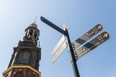 Amsterdam, Hollanda - 27 Mayıs: işareti ile Batılı kilise spire sonrası