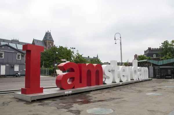АМСТЕРДАМ, ГОЛЛЛАНД - 29 мая: Большая амстердамская скульптура во фроне — стоковое фото