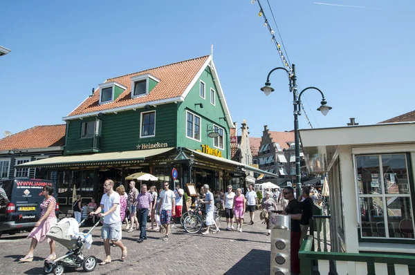 VOLENDAM, HOLLAND - MAY 28: Main street that connects Volendam t — Stock Photo, Image