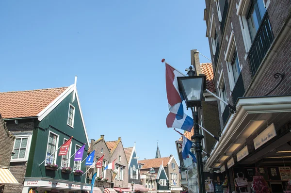 VOLENDAM, HOLLAND - 28 MAI : Rue principale qui relie Volendam t — Photo