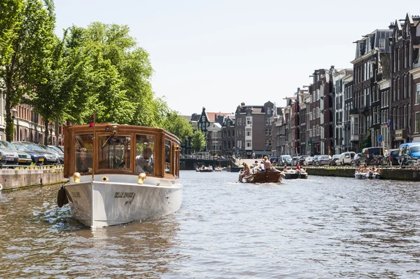 Amsterdam, holland - 27. mai: privates boot in einem der wichtigsten kanister — Stockfoto