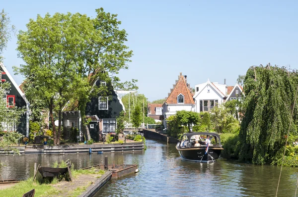 EDAM, HOLLAND - MAY 28: Detail of one of the canal that cross th — Stock Photo, Image