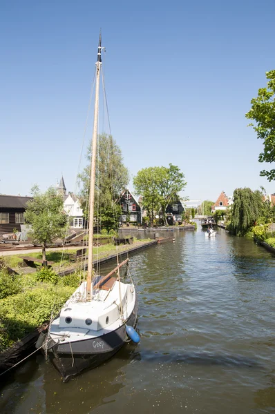 Edam, Hollanda - 28 Mayıs: ayrıntılı bir inci çapraz kanal — Stok fotoğraf