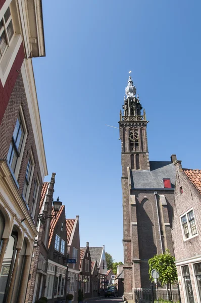 Edam, holland - 28. Mai: Detail der Straße, die zum Glockenspiel führt — Stockfoto
