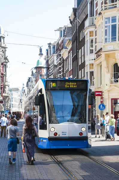 AMSTERDAM, OLANDA - 27 MAGGIO: Tram in corsa nel centro della città amo — Foto Stock