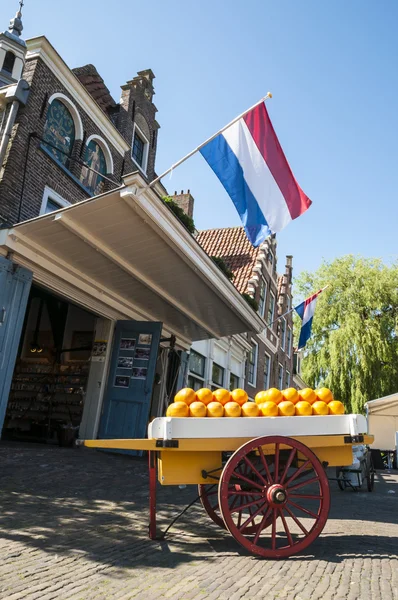 EDAM, HOLLAND - MAIO 28: O famoso mercado de queijo de Edam, com l — Fotografia de Stock