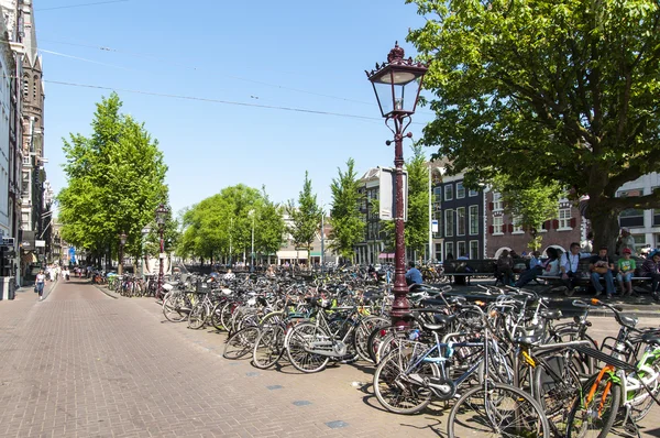 AMSTERDAM, HOLANDA - 27 DE MAYO: ocupado estacionamiento de bicicletas en la ciudad —  Fotos de Stock
