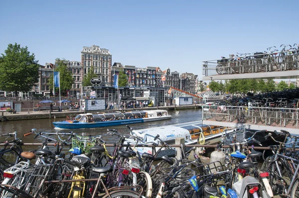 Amsterdam, Nederland - 28 mei: drukke fiets parkeerplaats dichtbij t — Stockfoto
