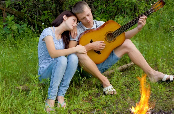 Frau und ein Mann mit Gitarre — Stockfoto