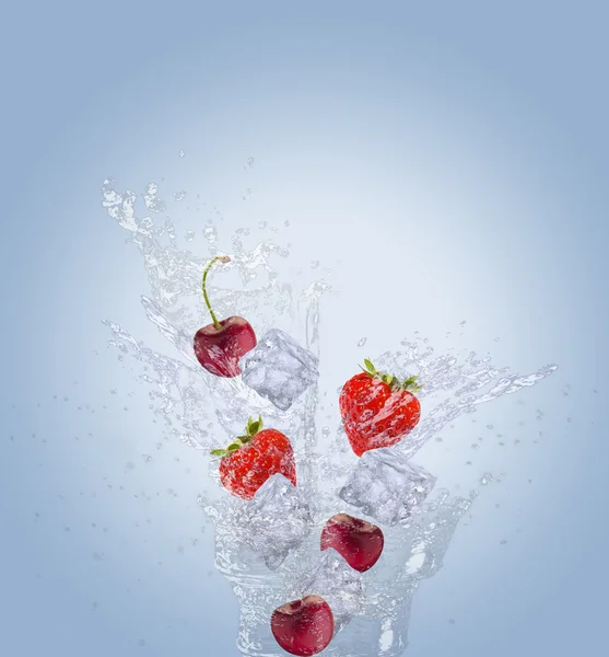 Druppels over aardbeien, kersen en ijs. — Stockfoto