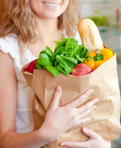 Smiling woman holding a shopping bag — Stock Photo, Image