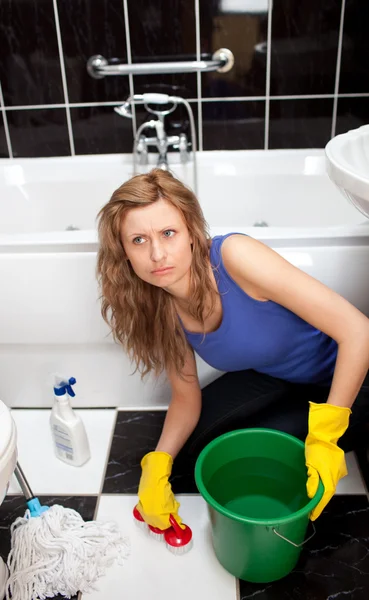 Naštvaná žena v koupelně — Stock fotografie