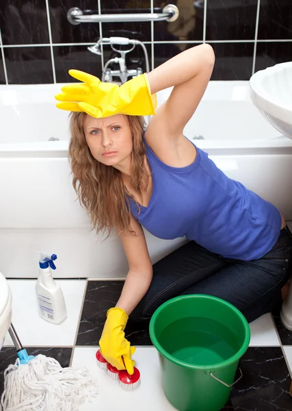 Uitgeput vrouw in een badkamer — Stockfoto