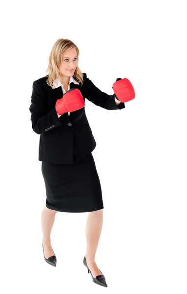 Самозабезпечена бізнес-леді з боксерськими рукавичками — стокове фото