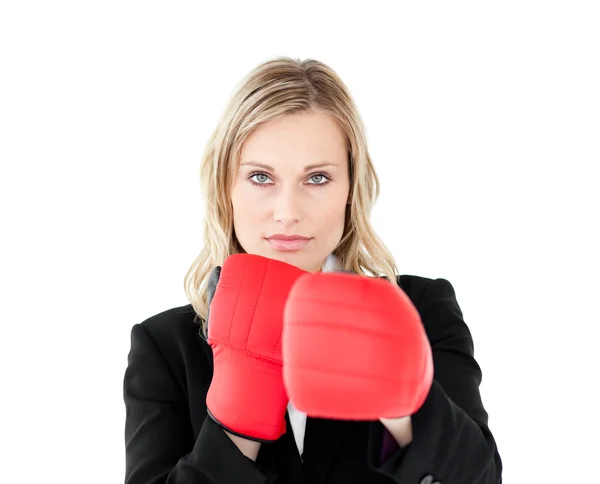Porträt einer selbstbewussten Geschäftsfrau mit Boxhandschuhen — Stockfoto