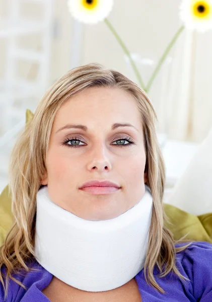 Portret van een vrouw met een nek brace — Stockfoto