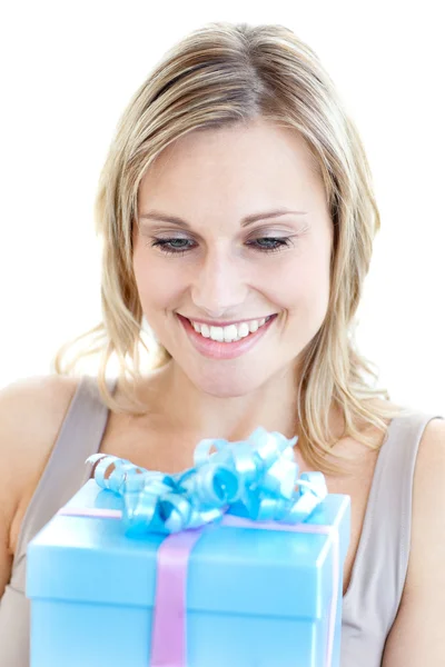プレゼント付き女性の笑みを浮かべてください。 — ストック写真