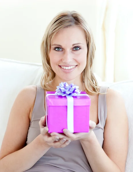 Handsome woman holding a present — Stock Photo, Image