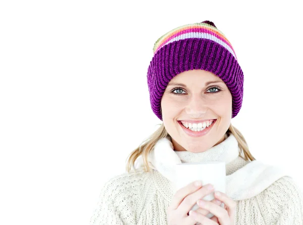 Świecące kobieta nosi biały sweter i kapelusz kolorowy — Zdjęcie stockowe