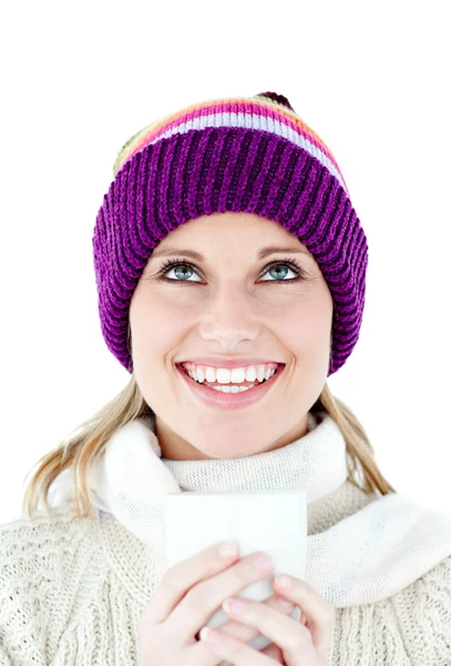 Lachende Frau mit buntem Hut — Stockfoto
