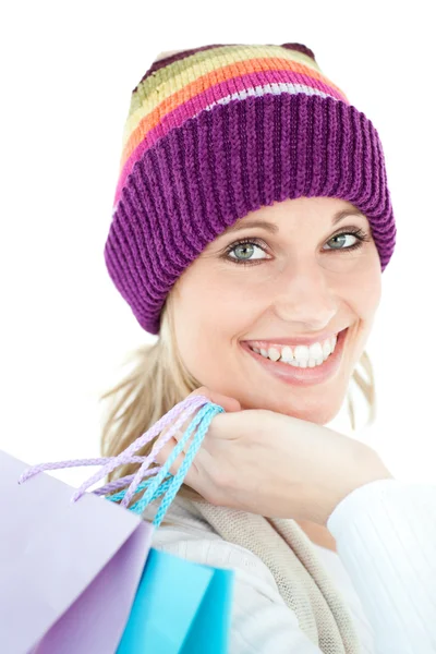 Brght woma houden boodschappentassen dragen van een kleurrijke hoed — Stockfoto