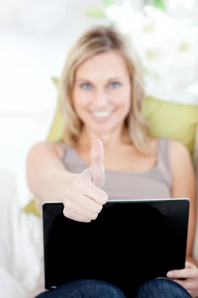 Bir dizüstü bilgisayar ile gülümseyen kadın — Stok fotoğraf
