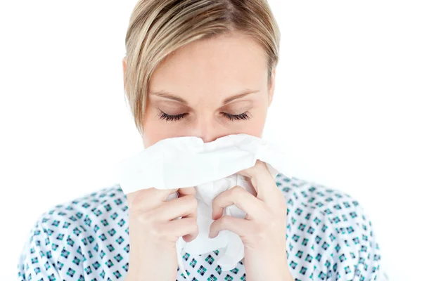A femal patient blows her nose — Stock Photo, Image