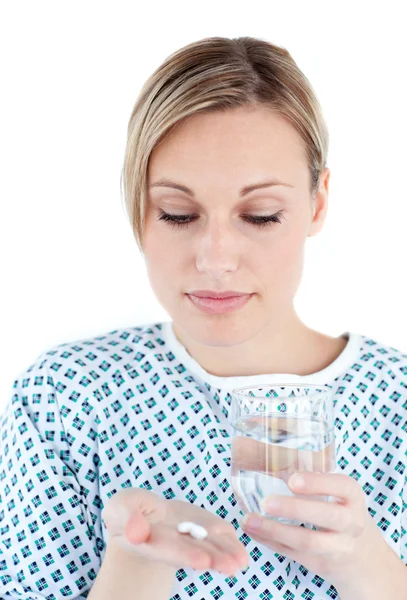 Paciente feminina olhando para seus comprimidos — Fotografia de Stock