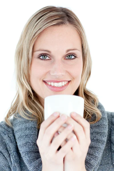 Ritratto di una donna attraente che regge una tazza — Foto Stock