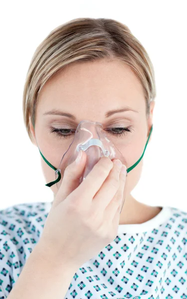 Patiënt met zuurstof masker op zoek op de grond — Stockfoto