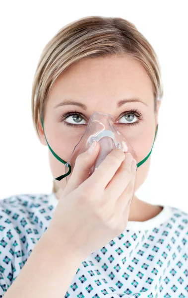 Oksijen maskesi ile sağlıksız bir kadın — Stok fotoğraf