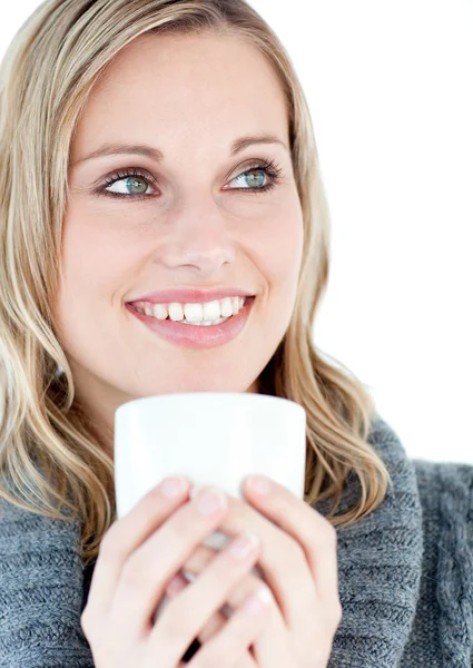 Portrait of a smiling woman against white background — Stock Photo, Image
