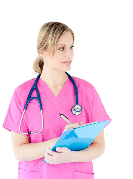 Knappe verpleegster schrijven op een Klembord — Stockfoto