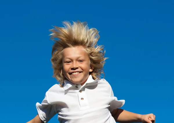 Ung grabb hoppar i luften utomhus — Stockfoto