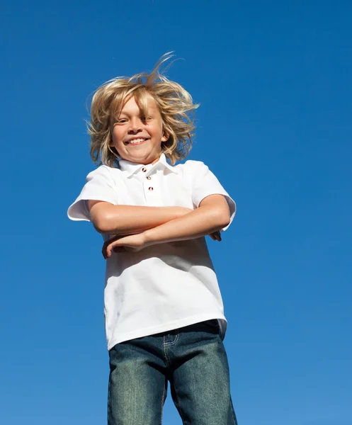 Sarışın çocuk açık havada atlama — Stok fotoğraf