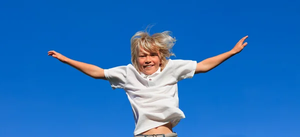 Güzel bir çocuk açık havada atlama — Stok fotoğraf