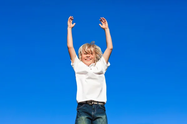 긍정적인 아이 야외 공기 점프 — 스톡 사진