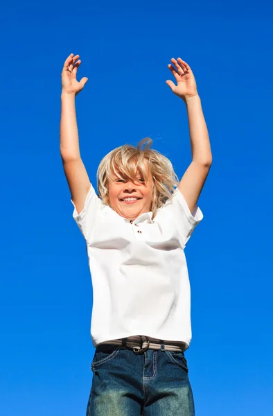 Fröhliches Kind springt im Freien in die Luft — Stockfoto