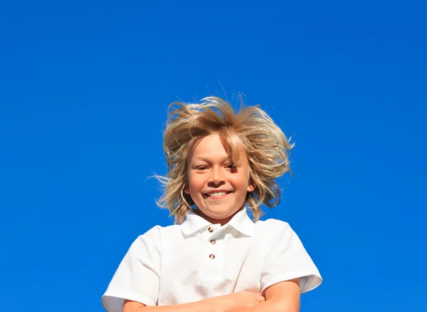 Sorrindo Kid com os braços dobrados se divertindo ao ar livre — Fotografia de Stock