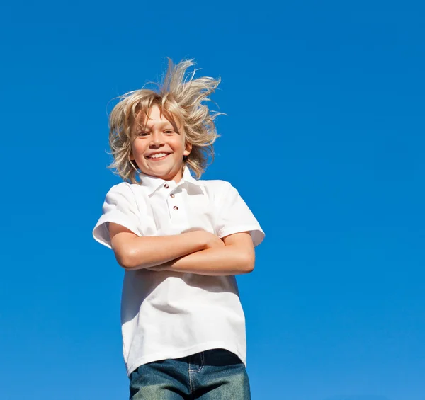 Симпатичный ребенок со сложенными руками веселится на открытом воздухе — стоковое фото