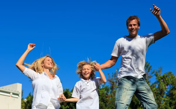 Sorrindo caucasiano Família Brincando no jardim — Fotografia de Stock