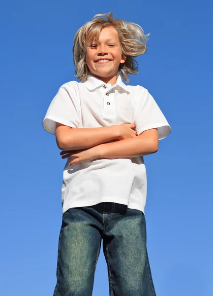Enfant souriant avec les bras croisés s'amusant en plein air — Photo
