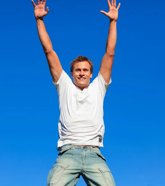Ευτυχισμένος άνθρωπος πηδώντας στον αέρα εξωτερική — Φωτογραφία Αρχείου