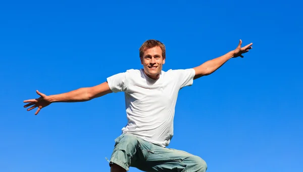 Netter Mann springt im Freien in die Luft — Stockfoto