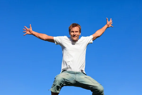 Retrato de um jovem pulando no ar ao ar livre — Fotografia de Stock